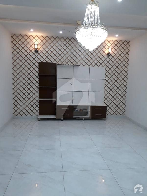 خیابان کالونی 2 فیصل آباد میں 5 کمروں کا 11 مرلہ مکان 1.75 کروڑ میں برائے فروخت۔