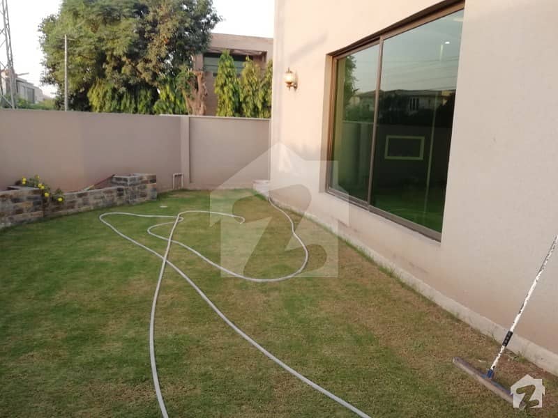 1 kanal Out Calss Bungalow In DHA Phase 4 BB