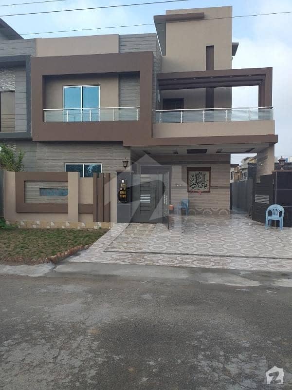 10 MARLA BEAUTIFUL BRAND NEW HOUSE IS AVAILABLE FOR SALE. 