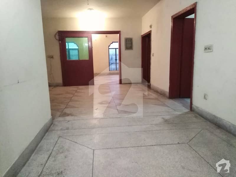 UPPER PORTION AVAILABLE FOR RENT IN KARIM BLOCK