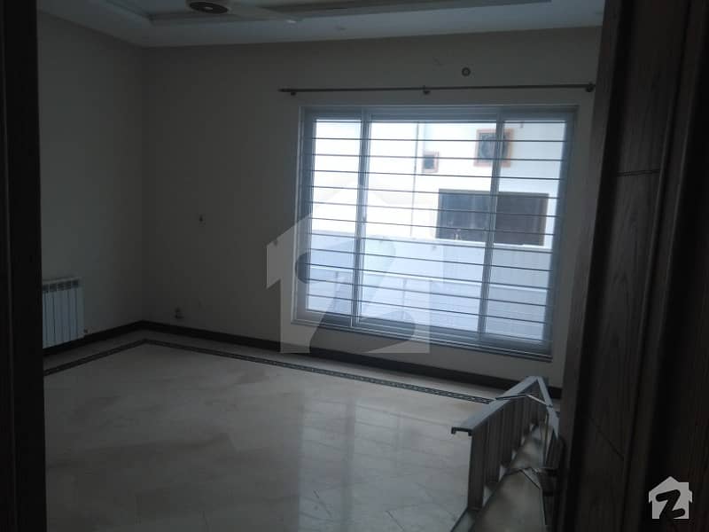 beautiful 1 kanal upper portion 3 bed sgate squarter for rent