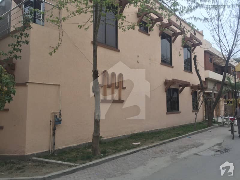 8 Marla House for rent near to Emporium mall near to main