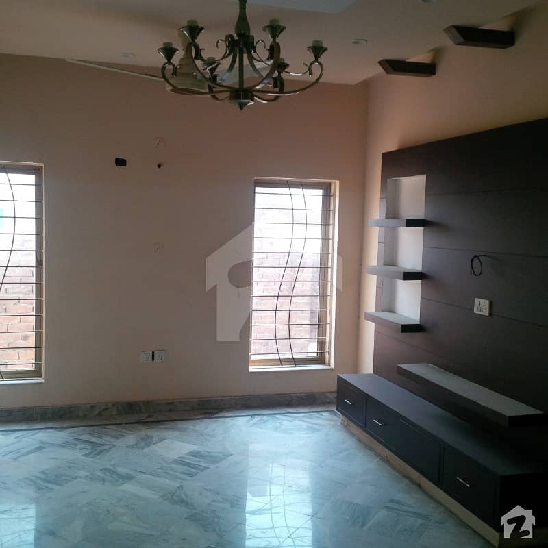 خیابانِ گارڈنز فیصل آباد میں 4 کمروں کا 6 مرلہ مکان 1. 3 کروڑ میں برائے فروخت۔