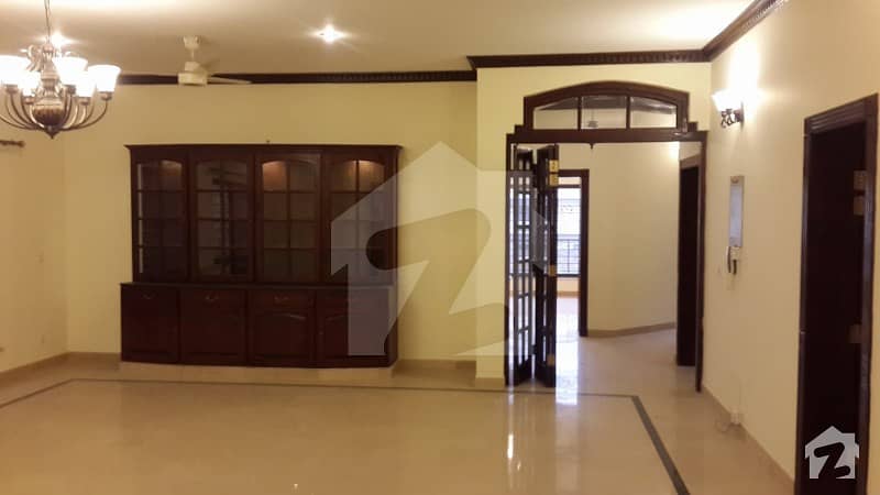 E 11 ground portion for rent size 3580