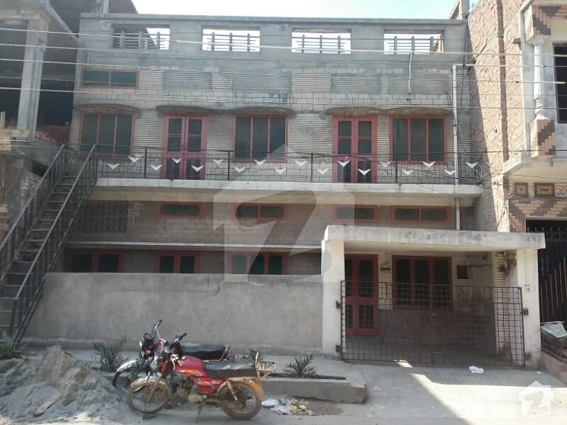 ڈی گراؤنڈ فیصل آباد میں 5 کمروں کا 8 مرلہ مکان 4. 5 کروڑ میں برائے فروخت۔