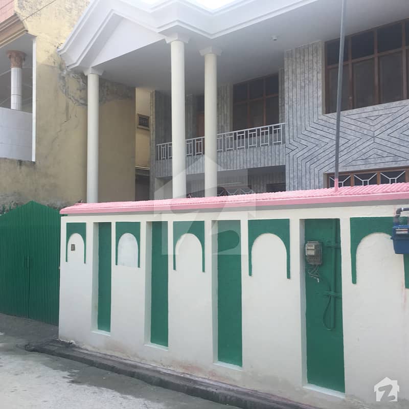 سر سید کالونی ایبٹ آباد میں 3 کمروں کا 8 مرلہ مکان 25 ہزار میں کرایہ پر دستیاب ہے۔