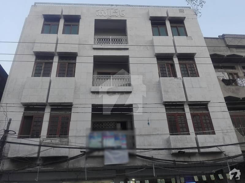 ٹمپل روڈ لاہور میں 3 کمروں کا 4 مرلہ فلیٹ 40 ہزار میں کرایہ پر دستیاب ہے۔