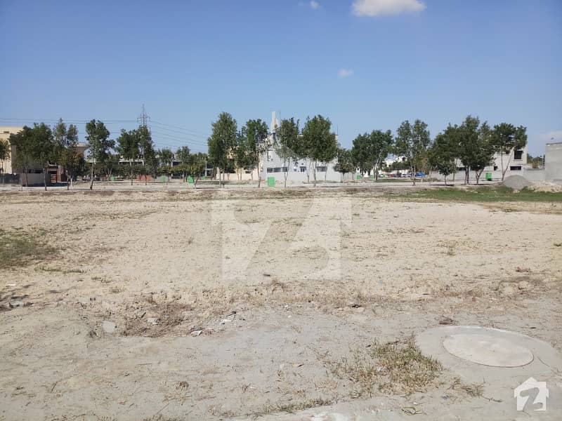 10 marla plot for sale  in bahira town lahore