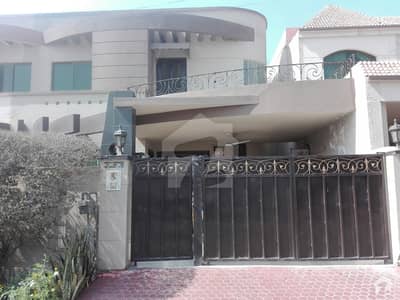 میڈیا کوم ایونیو فیصل آباد میں 4 کمروں کا 10 مرلہ مکان 1.75 کروڑ میں برائے فروخت۔