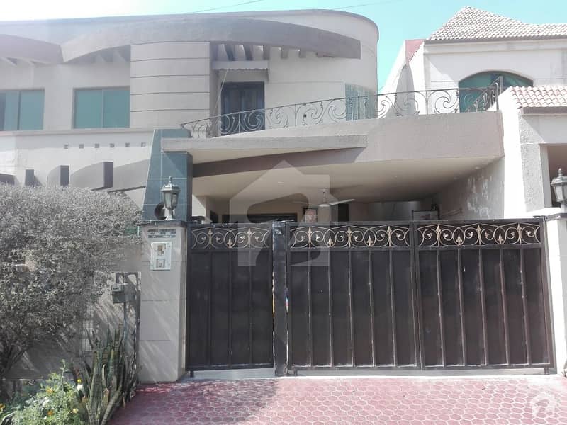 میڈیا کوم ایونیو فیصل آباد میں 4 کمروں کا 10 مرلہ مکان 1.75 کروڑ میں برائے فروخت۔