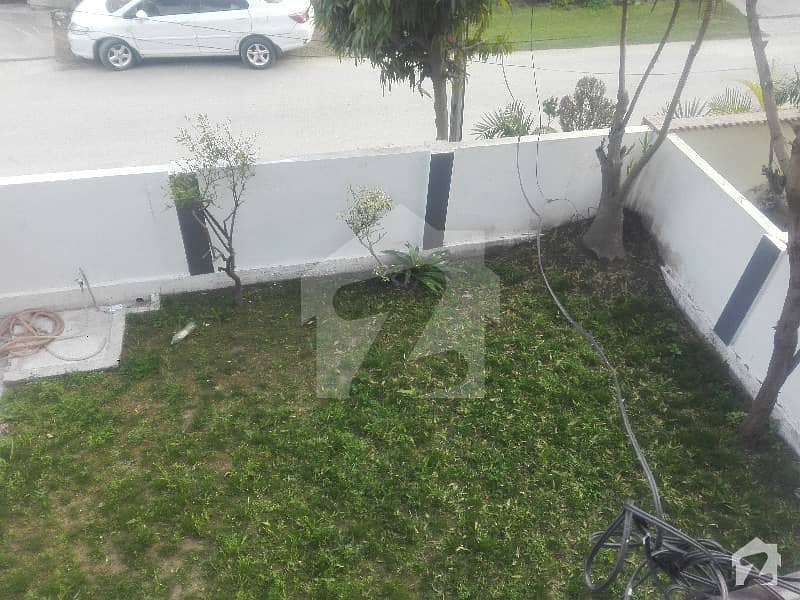 10 marla 3 bed rooms Bangla for sale