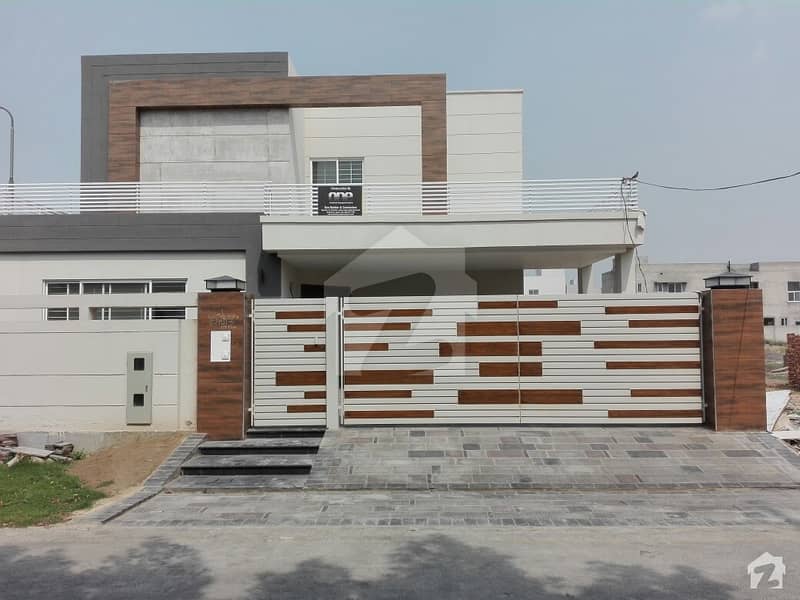 1 Kanal Corner House Is Available For Sale