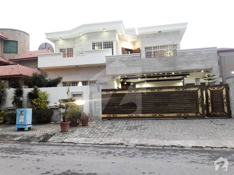 1 Kanal Aesthetic Design  Bungalow For Sale