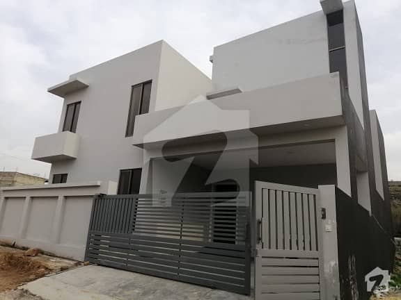 10 Marla brand new house
4 bed rooms 
1 sunroom 
5 wash rooms
2 lounges 
Store, drawing room, kitchen, 
Servant room on roof top 
Car porch for 2 cars 
Marble flooring 
False ceiling 
A quality construction 
Courtyards and Zem gardens add character in the