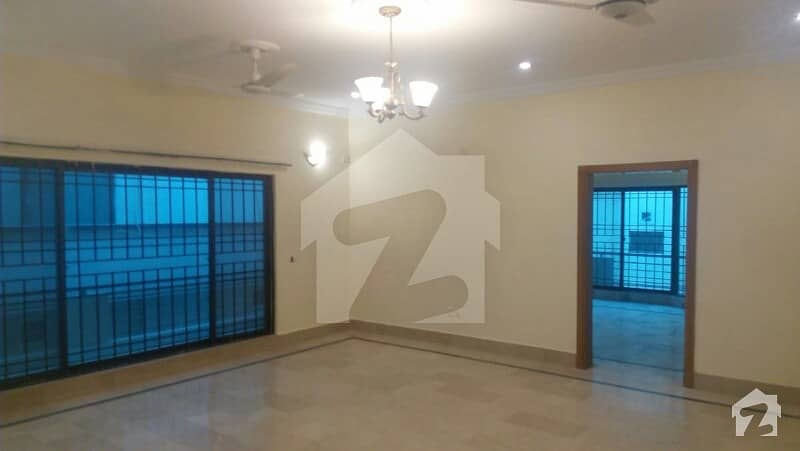 E 11 3 multi 3  bed 3 bath dd tv lounge kitchen seprate gate servent room available water boaring available all factiles available ideal location 3