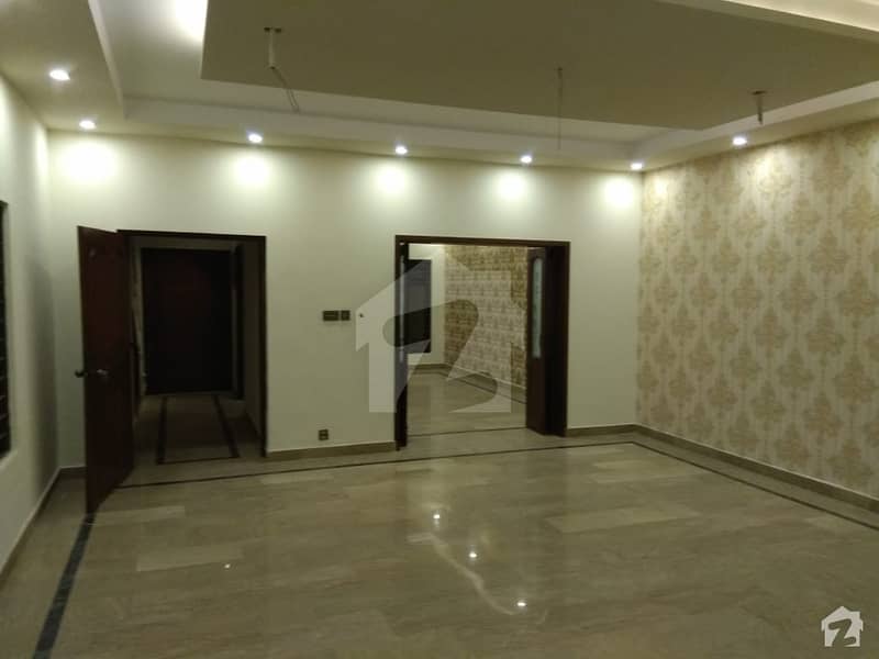 پی آئی اے ہاؤسنگ سکیم لاہور میں 4 کمروں کا 10 مرلہ مکان 1.8 کروڑ میں برائے فروخت۔