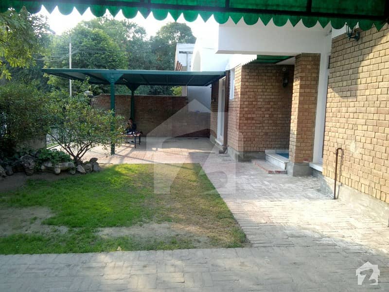 2 Kanal Double Unit Bungalow Very Prime Location In Cantt Server Road For Sale