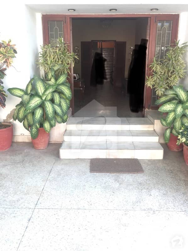 ڈی ایچ اے فیز 2 ڈی ایچ اے کراچی میں 6 کمروں کا 1.6 کنال مکان 9.95 کروڑ میں برائے فروخت۔