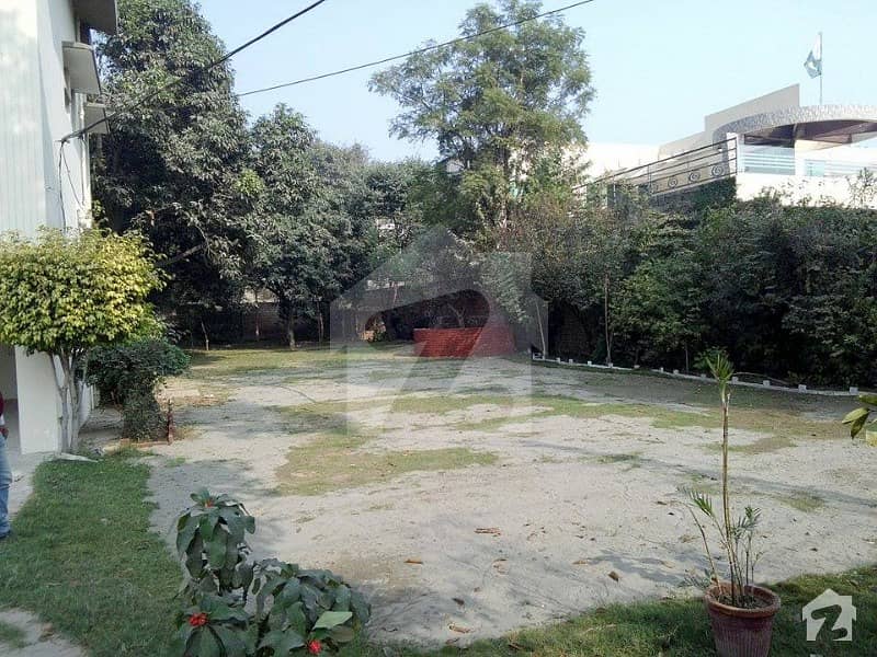 10 Marla Full House For Rent In Gulberg MM Alam Road Main of Back