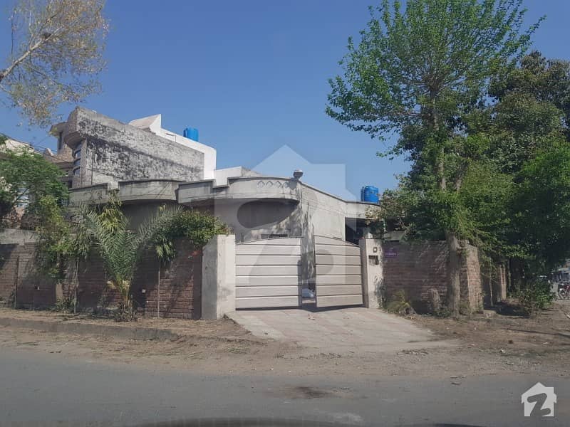 10 Marla 50ft road corner single story  used house in architect housing society joher town lahore