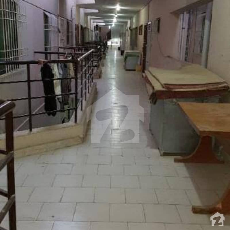 سفاری اینکلیو آپارٹمنٹس یونیورسٹی روڈ کراچی میں 2 کمروں کا 4 مرلہ فلیٹ 25 ہزار میں کرایہ پر دستیاب ہے۔