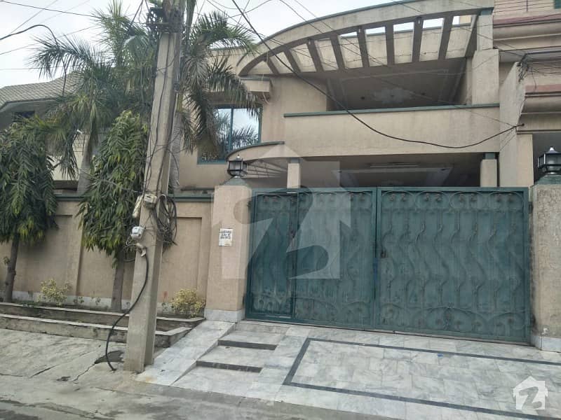 جوہر ٹاؤن لاہور میں 4 کمروں کا 12 مرلہ مکان 3. 25 کروڑ میں برائے فروخت۔