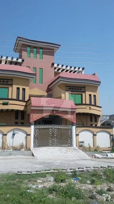 9 Beds Triple Storey House For Rent Brand New