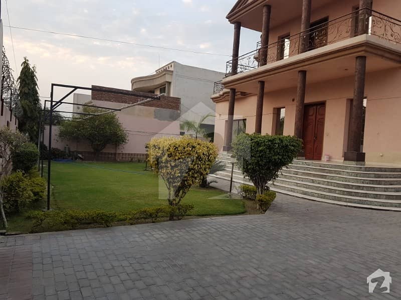 2 Kanal House Available For Rent In Raza Garden Canal Road Faisalabad.  Can Be Used For Commercial Purpose.