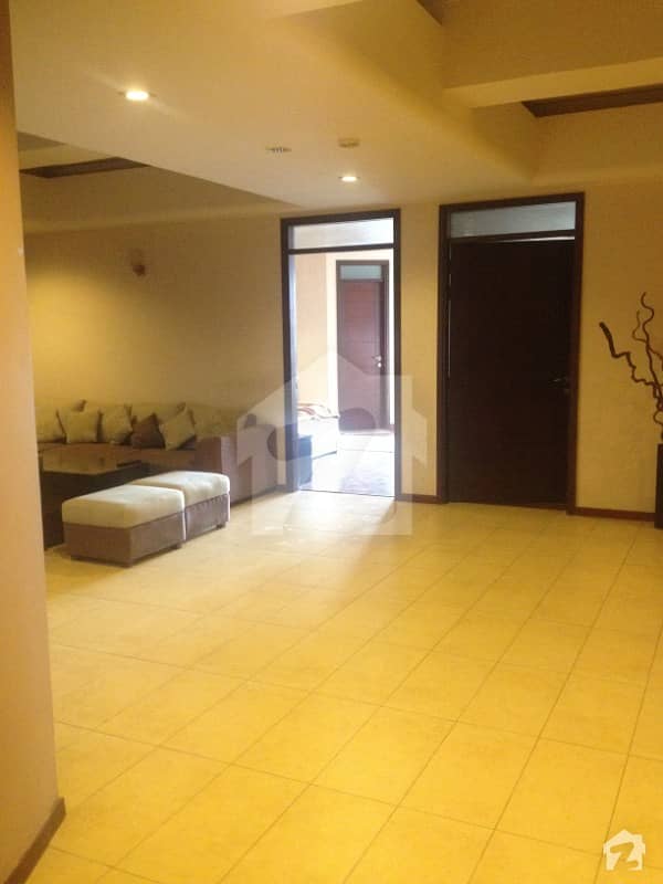 Three bedroom spacious apartment 2100sqft unfurnished for rent in