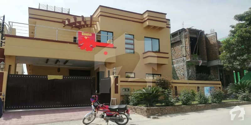 Defense Housing Society Kanal House 5 Bed With Attach Bath On Investor Rate Very Good Condition
