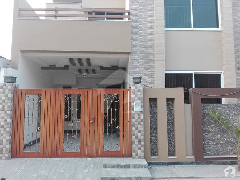 مسلم ٹاؤن فیصل آباد میں 5 مرلہ مکان 1 کروڑ میں برائے فروخت۔