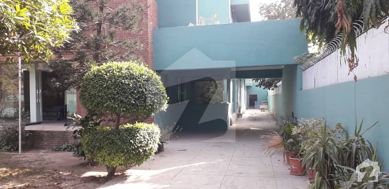 گلبرگ لاہور میں 8 کمروں کا 2.5 کنال مکان 7 لاکھ میں کرایہ پر دستیاب ہے۔