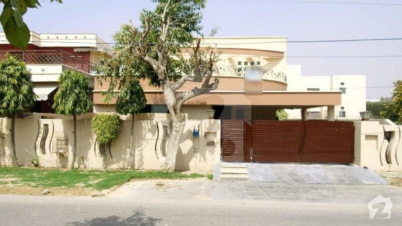 One Kanal Well Maintained Bungalow Located Near Y And Z Market Must Once Visit Prime Location