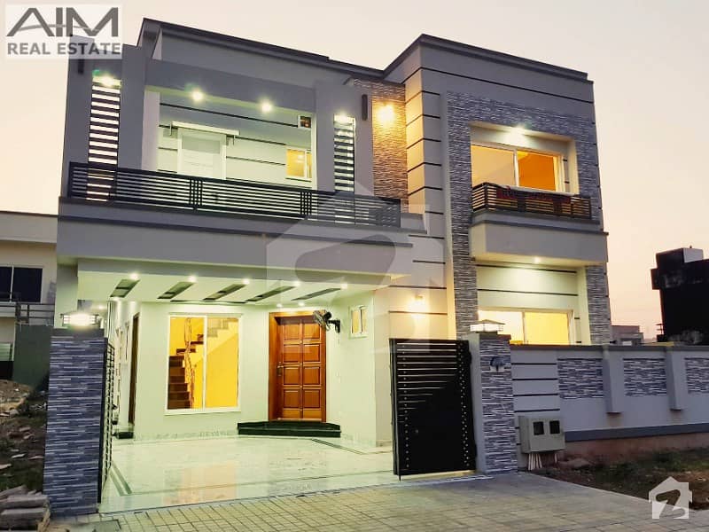 Luxury 10 Marla House Near To Park And Main Expressway