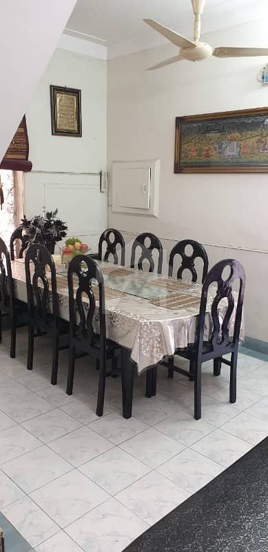 ماڈل ٹاؤن ۔ بلاک ایم ماڈل ٹاؤن لاہور میں 3 کمروں کا 10 مرلہ مکان 2. 15 کروڑ میں برائے فروخت۔