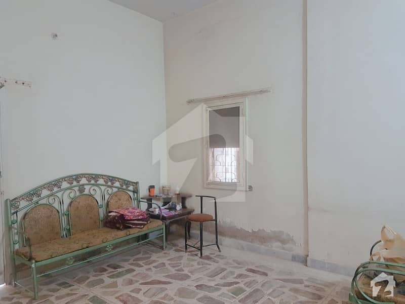 گلبرگ ٹاؤن کراچی میں 3 کمروں کا 8 مرلہ مکان 2. 1 کروڑ میں برائے فروخت۔