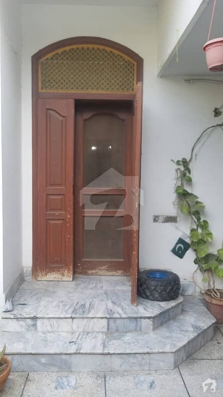 گلدشت ٹاؤن ۔ بلاک اے گُلدشت ٹاؤن لاہور میں 2 کمروں کا 10 مرلہ مکان 1. 75 کروڑ میں برائے فروخت۔