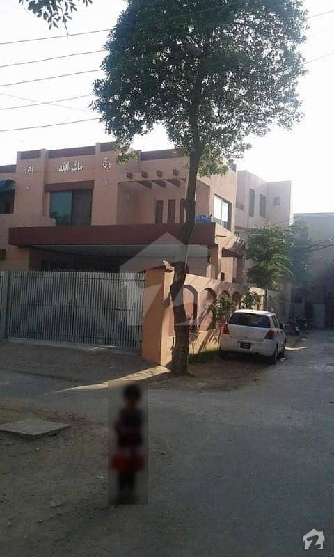 وحید برادر کالونی لاہور میں 4 کمروں کا 8 مرلہ زیریں پورشن 20 ہزار میں کرایہ پر دستیاب ہے۔