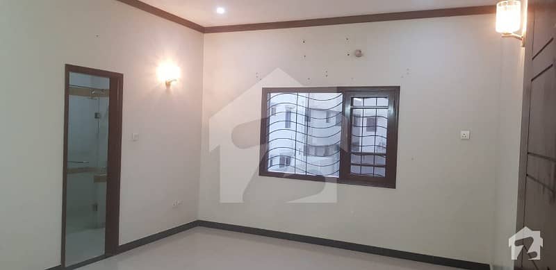 300 Square Yards 4 Bedroom Bungalow Is Available For Sale