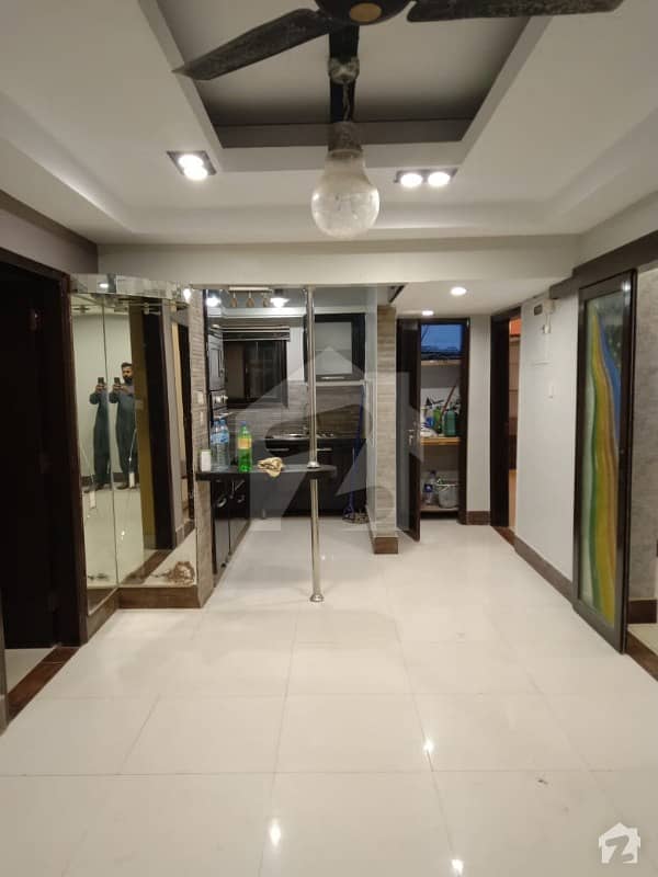 کلفٹن ۔ بلاک 4 کلفٹن کراچی میں 3 کمروں کا 8 مرلہ فلیٹ 1. 8 کروڑ میں برائے فروخت۔