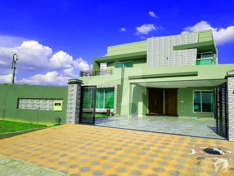 Luxurious 1 Kanal Beautiful  House With A Large Decorated Lawn