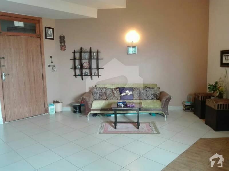 Ideally located 473 sq ft furnished studio apartment