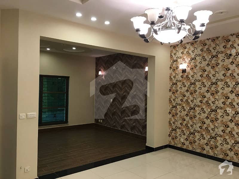 10 Marla Used House For Sale at Bahria Town Lhr