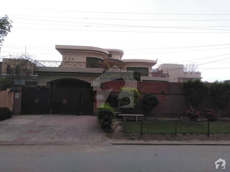 شاہ رُکنِ عالم کالونی ملتان میں 7 کمروں کا 1. 6 کنال مکان 5 کروڑ میں برائے فروخت۔