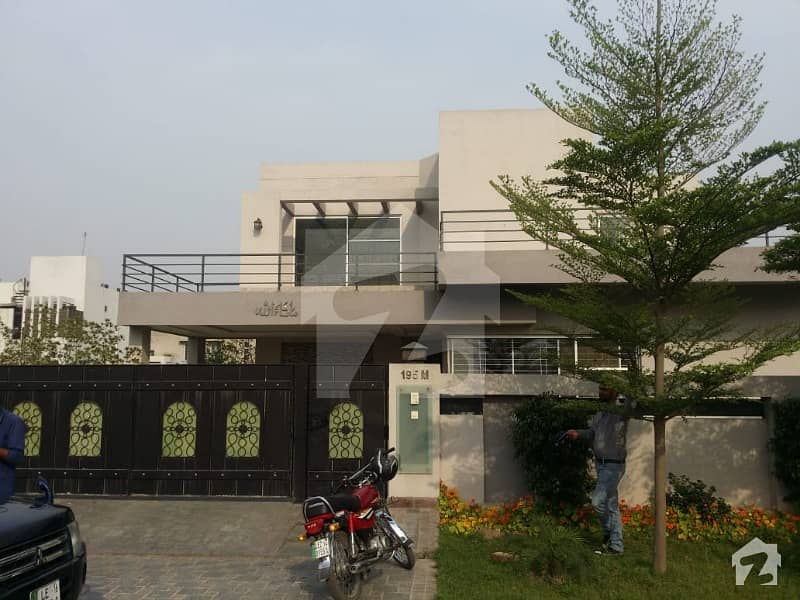 ڈی ایچ اے فیز 6 - بلاک ایم فیز 6 ڈیفنس (ڈی ایچ اے) لاہور میں 5 کمروں کا 1 کنال مکان 1.25 لاکھ میں کرایہ پر دستیاب ہے۔
