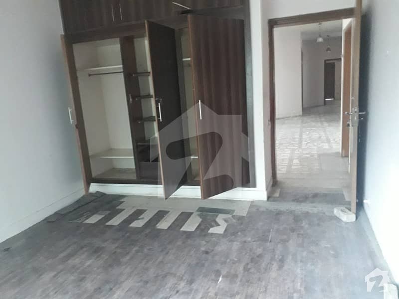 E114 out class flats Abdullah Heights 2bedroom kitchan tv loungs wishroom car parking