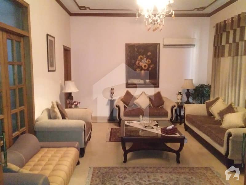 اقبال ایوینیو فیز 1 اقبال ایوینیو لاہور میں 6 کمروں کا 1 کنال مکان 3. 4 کروڑ میں برائے فروخت۔