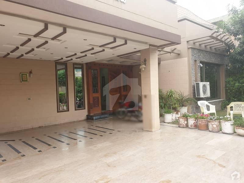1 Kanal Hot Location Gated Area Solid Construction Well Maintained House
