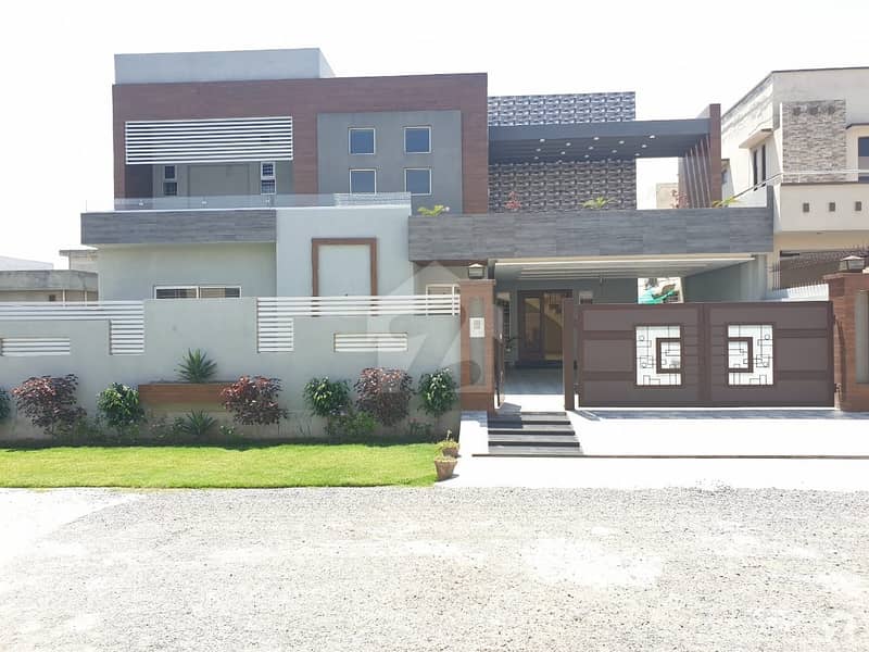 1 Kanal Near Main Boulevard Solid Construction Luxury House Very Hot Location 1 Kanal Near Main Boulevard Solid Construction Luxury House Very Hot Location