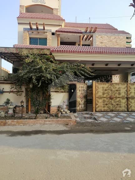 ٹیک ٹاؤن (ٹی این ٹی کالونی) ستیانہ روڈ فیصل آباد میں 10 کمروں کا 10 مرلہ مکان 2. 25 کروڑ میں برائے فروخت۔